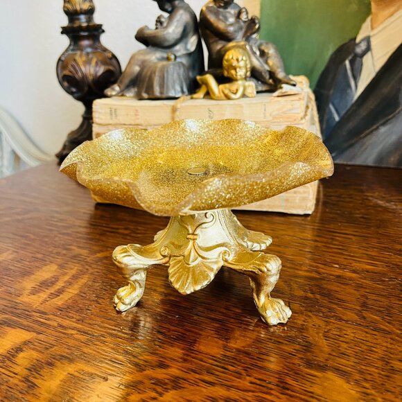 ❌SOLD❌Gold sparkly Lucite pedestal dish with lion's - Picture 8 of 11
